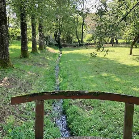 Chalet Dans Endroit Bucolique